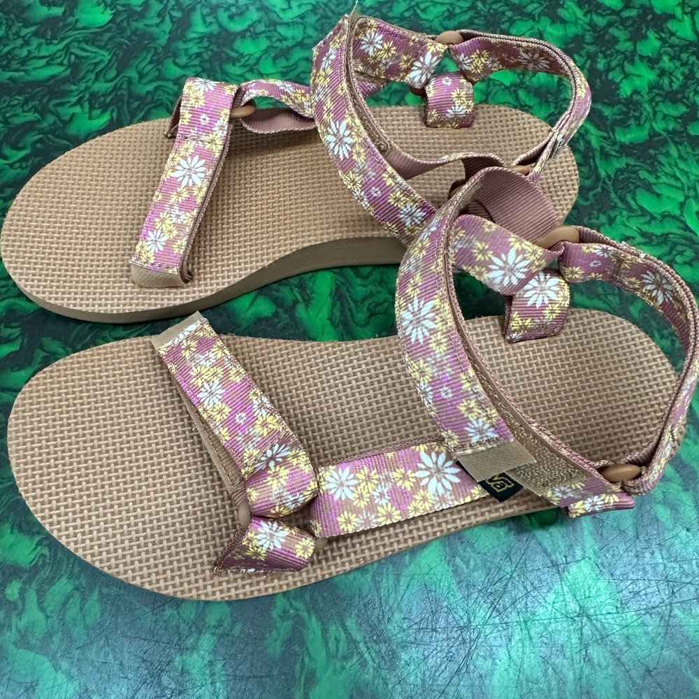 Teva size 7 women’s shoes